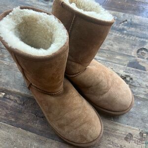 UGG Women's Classic Short Chestnut Sz 7